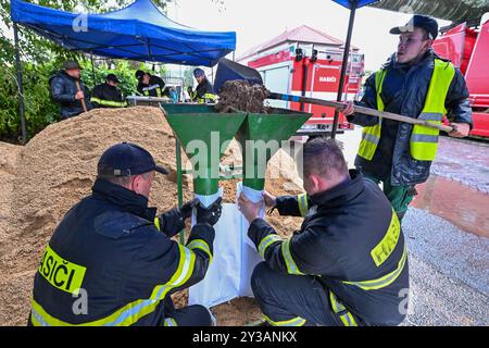 Brno, Czech Republic. 13th Sep, 2024. Firefighters in the Brno district of Obrany prepare sandbags due to impending floods, on September 13, 2024, in Brno, Czech Republic. Credit: Vaclav Salek/CTK Photo/Alamy Live News Stock Photo