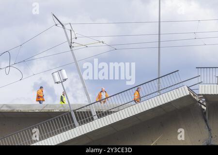 In the early hours of the morning, a section of the Carola Bridge collapsed for unknown reasons. Over a length of around 100 metres, the section on wh Stock Photo