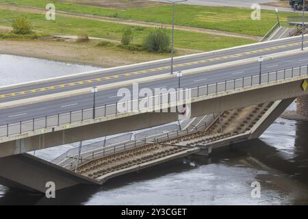 In the early hours of the morning, a section of the Carola Bridge collapsed for unknown reasons. Over a length of around 100 metres, the section on wh Stock Photo