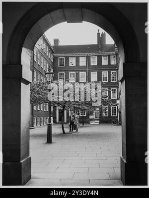 Pump Court, Temple, City of London, Greater London Authority, 1960-1985. A couple beneath the tree in Pump Court, seen from the cloisters between Pump Court and Church Court to the east. Stock Photo