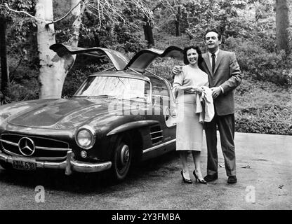 Peggy Webber, John Hudson, on-set of the film, 'The Screaming Skull', American International Pictures, 1958 Stock Photo