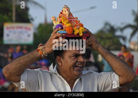 Mumbai, India. 13th Sep, 2024. Volunteers carry idol of elephant-headed Hindu god Ganesh for immersion in Arabian sea during the Ganesh Chaturthi festival. Devotees pray to the elephant-headed Hindu god Ganesh who is believed to be the god of wisdom, prosperity and remover of obstacles before bidding him a goodbye and immersing the idol in the free flowing water bodies like lake, river or the sea. (Photo by Ashish Vaishnav/SOPA Images/Sipa USA) Credit: Sipa USA/Alamy Live News Stock Photo