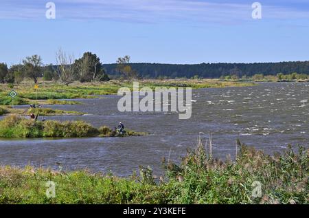 Ratzdorf, Germany. 14th Sep, 2024. Anglers sit on the German-Polish border river Oder. The flood warning center of the State Office for the Environment (LfU) issued the first flood warnings on Thursday for the Lusatian Neisse - and on Friday for the Oder and Elbe (Elbe-Elster district). The current forecasts indicate considerable flooding on the Elbe and Oder. A significant rise in water levels is also expected on the Lausitzer Neiße. Credit: Patrick Pleul/dpa/Alamy Live News Stock Photo