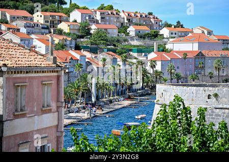 Kroatien, Korcula, Insel in Sueddalmatien, Korcula Stadt 14.09.2024, Kroatien, HRV, Korcula, Insel in Sueddalmatien, Korcula Stadt im Bild Hafen, Hafenansichten, Boot, Boote, Schiff, Schiffe, Gebauede, Adria, Meer, Stadtansichten, Altstadt, Marco Polo, Museum, Touristen, Souvenier, Restaurant, Konoba, Glocken, Glockenturm, Speisen, Getraenke, Gaeste Korcula - Schwarzes Korfu - benannt nach den dunklen Kiefernwaeldern, ist eine zu Kroatien gehoerende Insel in der Adria vor der Kueste Sueddalmatiens. Zugleich ist sie Teil des Dinarischen Gebirges. Quelle: Wikipedia Gespanschaft Dubrovnik-Neretva Stock Photo