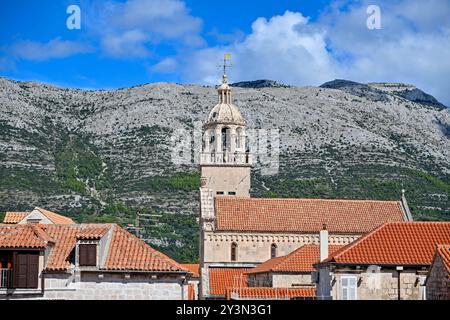 Kroatien, Korcula, Insel in Sueddalmatien, Korcula Stadt 14.09.2024, Kroatien, HRV, Korcula, Insel in Sueddalmatien, Korcula Stadt im Bild Hafen, Hafenansichten, Boot, Boote, Schiff, Schiffe, Gebauede, Adria, Meer, Stadtansichten, Altstadt, Marco Polo, Museum, Touristen, Souvenier, Restaurant, Konoba, Glocken, Glockenturm, Speisen, Getraenke, Gaeste Korcula - Schwarzes Korfu - benannt nach den dunklen Kiefernwaeldern, ist eine zu Kroatien gehoerende Insel in der Adria vor der Kueste Sueddalmatiens. Zugleich ist sie Teil des Dinarischen Gebirges. Quelle: Wikipedia Gespanschaft Dubrovnik-Neretva Stock Photo