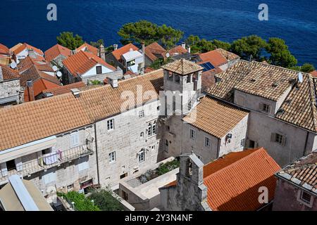 Kroatien, Korcula, Insel in Sueddalmatien, Korcula Stadt 14.09.2024, Kroatien, HRV, Korcula, Insel in Sueddalmatien, Korcula Stadt im Bild Hafen, Hafenansichten, Boot, Boote, Schiff, Schiffe, Gebauede, Adria, Meer, Stadtansichten, Altstadt, Marco Polo, Museum, Touristen, Souvenier, Restaurant, Konoba, Glocken, Glockenturm, Speisen, Getraenke, Gaeste Korcula - Schwarzes Korfu - benannt nach den dunklen Kiefernwaeldern, ist eine zu Kroatien gehoerende Insel in der Adria vor der Kueste Sueddalmatiens. Zugleich ist sie Teil des Dinarischen Gebirges. Quelle: Wikipedia Gespanschaft Dubrovnik-Neretva Stock Photo