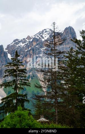 A panoramic view of the picturesque town of Cortina d'Ampezzo, nestled in the heart of the Dolomites. Majestic mountains rise in the background, offer Stock Photo