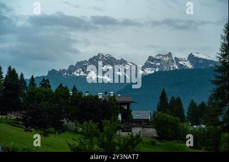 A panoramic view of the picturesque town of Cortina d'Ampezzo, nestled in the heart of the Dolomites. Majestic mountains rise in the background, offer Stock Photo