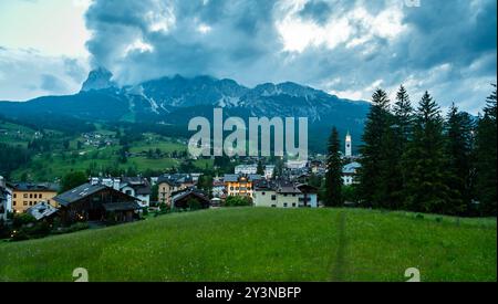 A panoramic view of the picturesque town of Cortina d'Ampezzo, nestled in the heart of the Dolomites. Majestic mountains rise in the background, offer Stock Photo