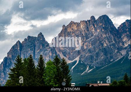 A panoramic view of the picturesque town of Cortina d'Ampezzo, nestled in the heart of the Dolomites. Majestic mountains rise in the background, offer Stock Photo