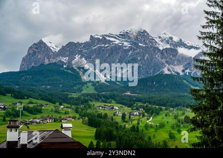 A panoramic view of the picturesque town of Cortina d'Ampezzo, nestled in the heart of the Dolomites. Majestic mountains rise in the background, offer Stock Photo