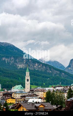 A panoramic view of the picturesque town of Cortina d'Ampezzo, nestled in the heart of the Dolomites. Majestic mountains rise in the background, offer Stock Photo