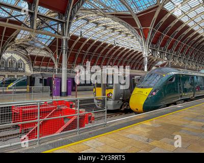 London, England, High Speed Train , GWR Great Western Railroad, inside Paddington Train Station, Platform, side Stock Photo