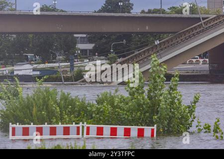 Teileinsturz der Carolabrücke in Dresden Aus noch unbekannter Ursache ist es in den frühen Morgenstunden zu einem Teileinsturz der Carolabrücke gekommen. Auf einer Länge von etwa 100 Metern ist der Teil, auf welchem normalerweise die Straßenbahnen verkehren, in die Elbe gestürzt. Der Teilabriss ist beendet. Das Hochwasser steigt. Dresden Sachsen Deutschland *** Partial collapse of the Carola Bridge in Dresden Part of the Carola Bridge collapsed in the early hours of the morning for as yet unknown reasons The section on which the streetcars normally run fell into the Elbe over a length of aroun Stock Photo