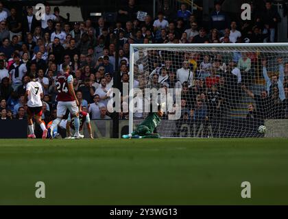 Craven Cottage, Fulham, London, UK. 14th Sep, 2024. Premier League Football, Fulham versus West Ham United; Raul Jimenez of Fulham scores his sides 1st goal in the 23rd minute to make it 1-0 Credit: Action Plus Sports/Alamy Live News Stock Photo