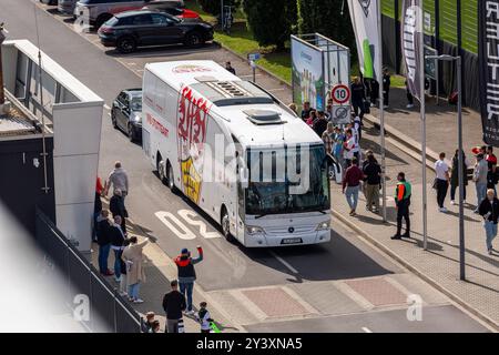 sports, football, Bundesliga, 2024/2025, Borussia Moenchengladbach vs. VfB Stuttgart 1-3, football fans waiting for the Stuttgart team bus, DFL REGULATIONS PROHIBIT ANY USE OF PHOTOGRAPHS AS IMAGE SEQUENCES AND/OR QUASI-VIDEO Stock Photo