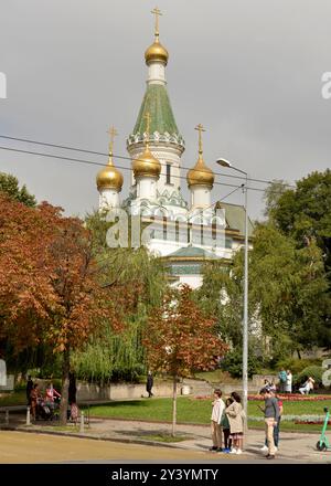 Sofia Bulgaria tourism sightseeing Russian Church of St Nicholas the Miracle-Maker and tourists, Eastern Europe, Balkans, EU Stock Photo