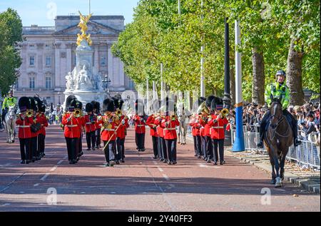 London, UK. Band of the Welsh Guards marching down The Mall, Buckingham Palace and the Victoria Memorial behind. Sept 2024 Stock Photo