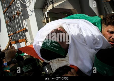 Gaza, Palestine. 21 September 2020. Mourners bid final farewell in the Jabalia refugee camp to Khalil Muhammad Labad, who died in a tunnel accident in the northern Gaza Strip. On Sunday, a tunnel collapsed on the east of Beit Lahiya, burying Khalil Muhammad Labad and injuring other members of Hamas’ military wing, the Izz ad-Din al-Qassam Brigades. The cause of the collapse is not yet clear. While some tunnels are used by Palestinian resistance factions, tunnels are often used to smuggle vital items by the Palestinians blockaded in the Gaza strip, such as food supplies, medicine, fuel, buildin Stock Photo