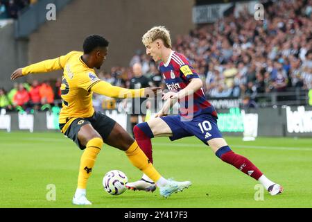 Wolverhampton, UK. 14th Sep, 2024. Anthony Gordon of Newcastle (R) and Nlson Semedo of Wolves in action during the Premier League match between Wolverhampton Wanderers and Newcastle United Credit: MI News & Sport /Alamy Live News Stock Photo