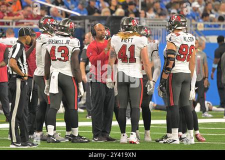 DETROIT, MI - SEPTEMBER 15: Tampa Bay head coach Todd Bowles talks with his players in a timeout during the game Tampa Bay Buccaneers and Detroit Lions on September 15, 2024 at Ford Field in Detroit, MI (Photo by Allan Dranberg/CSM) (Credit Image: © Allan Dranberg/Cal Sport Media) Credit: Cal Sport Media/Alamy Live News Stock Photo