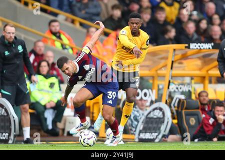 Wolverhampton, UK. 14th Sep, 2024. Bruno Guimar‹es of Newcastle (L) and Nlson Semedo of Wolves during the Premier League match between Wolverhampton Wanderers and Newcastle United Credit: MI News & Sport /Alamy Live News Stock Photo