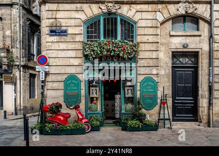 L'Époque art shop Bordeaux, France, original paintings and souvenirs. Stock Photo