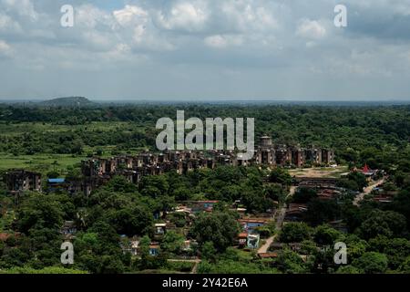 A general view of a township, in Jharia on the outskirts of Dhanbad. Jharia in the Indian state of Jharkhand is home of around 600,000 people. It is situated in the heart of the biggest coal field in the nation. Jharia, which gets its name from the city and region of the same name, is also known for having a terrible rate of coal seam fires, which are one of the main sources of pollution in the environment both locally and worldwide. Massive amounts of carbon dioxide are released into the atmosphere by coal fires. (Photo by Amarjeet Kumar Singh/SOPA Images/Sipa USA) Stock Photo