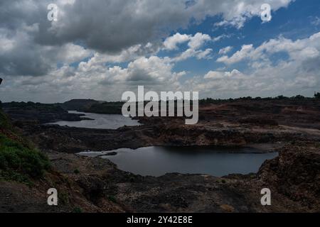 A general view of an open-cast mine, in Jharia on the outskirts of Dhanbad. Jharia in the Indian state of Jharkhand is home of around 600,000 people. It is situated in the heart of the biggest coal field in the nation. Jharia, which gets its name from the city and region of the same name, is also known for having a terrible rate of coal seam fires, which are one of the main sources of pollution in the environment both locally and worldwide. Massive amounts of carbon dioxide are released into the atmosphere by coal fires. (Photo by Amarjeet Kumar Singh/SOPA Images/Sipa USA) Stock Photo