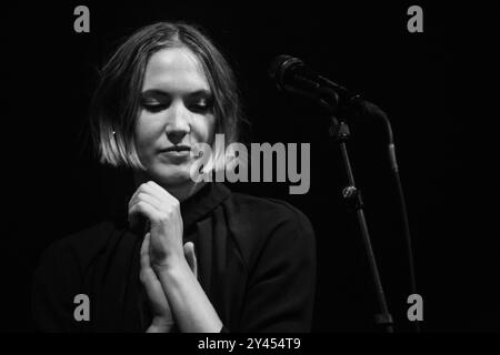 WOMAN'S HOUR, CONCERT, GREEN MAN FESTIVAL 2014:  Fiona Jane Burgess from the band WOMAN'S HOUR playing live on the Far Out Stage at the Green Man Festival 2014 at Glanusk Park, Brecon, Wales, August 2014. Photo: Rob Watkins. INFO: Woman's Hour was a British indie pop four-piece band based in London, England. The group was formed by siblings Fiona and William Burgess. In December 2018 the band announced they would be breaking up after the release of their second album Ephyra. Stock Photo