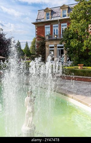 Fetcham Park House and fountain, Surrey, England, UK Stock Photo