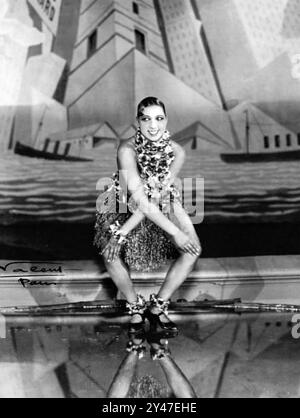 JOSEPHINE BAKER  (1906-1975) Franco-American entertainer  dancing the Charleston at the Folies Bergère in 1926 Stock Photo