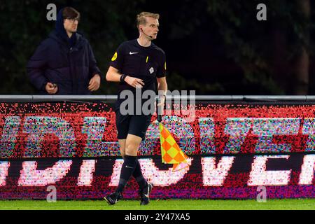 Eindhoven, Netherlands. 16th Sep, 2024. EINDHOVEN, NETHERLANDS - SEPTEMBER 16: Assistant referee Menno Winckens during the Dutch Keuken Kampioen Divisie match between Jong PSV and ADO Den Haag at PSV Campus de Herdgang on September 16, 2024 in Eindhoven, Netherlands. (Photo by Joris Verwijst/Orange Pictures) Credit: dpa/Alamy Live News Stock Photo