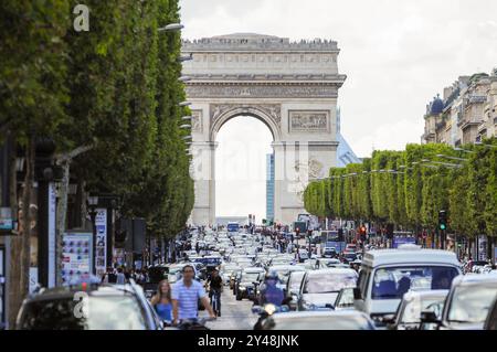 Paris, Ille de France, France. September 16, 2024: Busy street view of Avenue des Champs-Elysees with Arc de Triomphe in Paris. Stock Photo