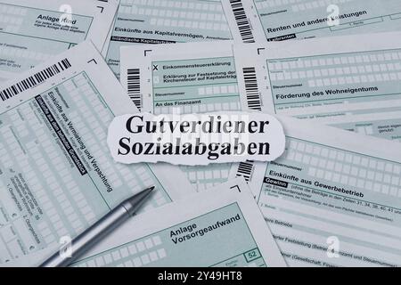 Formulare des Finanzamtes mit Gutverdiener und Sozialabgaben Formulare des Finanzamtes mit Gutverdiener und Sozialabgaben, 17.09.2024, Borkwalde, Brandenburg, Verschiedene Formulare des Finanzamtes liegen nebeneinander mit den Schriftzügen Gutverdiener und Sozialabgaben. *** Forms of the tax office with good earners and social security contributions Forms of the tax office with good earners and social security contributions, 17 09 2024, Borkwalde, Brandenburg, Various forms of the tax office are next to each other with the lettering good earners and social security contributions Stock Photo