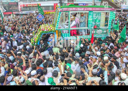 Muslims take part in a procession on the occasion of Eid Milad-un-Nabi, the birth anniversary of Prophet Muhammad, in Chittagong, Bangladesh Stock Photo