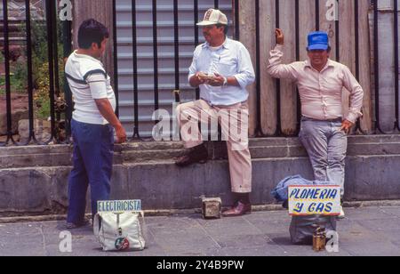 Mexico, Mexico-City - Unemployed electricians and plumbers offer their services. on the Zocalo. Stock Photo