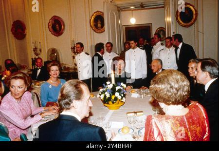 17-03-1995 Siviglia Archivio Storico Olycom/LaPresse Juan Carlos Alfonso Víctor María de Borbón y Borbón-Dos Sicilias (Roma, 5 gennaio 1938) è un reale spagnolo, re di Spagna dal 1975 al 2014, anno della sua abdicazione. Nella Foto: Juan Carlos di Spagna con la Regina Paola Ruffo del Belgio durante una cena alla Villamanrique de la Condesa In the photo: Juan Carlos of Spain with Queen Paola Ruffo of Belgium during a dinner at the Villamanrique de la Condesa Credit: LaPresse/Alamy Live News Stock Photo