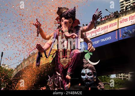 Mumbai, Maharashtra, India. 17th Sep, 2024. People carry an idol of the Hindu god Ganesh for immersion into the Arabian Sea on the last day of Ganesh Chaturthi in Mumbai, September 17, 2024 (Credit Image: © Deep Nair/ZUMA Press Wire) EDITORIAL USAGE ONLY! Not for Commercial USAGE! Stock Photo