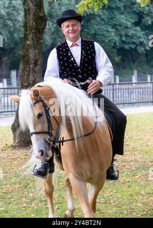 Norbert Rier Sänger der Kastelruther Spatzen beim Trachten - und Schützen - Umzug in München / Datum: 22.09.2019 / *** Norbert Rier singer of the Kastelruther Spatzen at the Trachten und Schützen parade in Munich Date 22 09 2019 Stock Photo