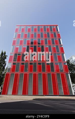 Capricorn Haus, office building with red facade, architects Gatermann and Schossig, Duesseldorf Media Harbour, Duesseldorf, North Rhine-Westphalia, G Stock Photo