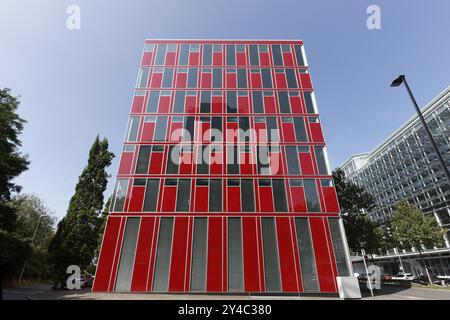 Capricorn Haus, office building with red facade, architects Gatermann and Schossig, Duesseldorf Media Harbour, Duesseldorf, North Rhine-Westphalia, G Stock Photo