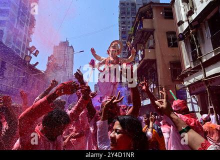 Mumbai, India. 17th Sep, 2024. MUMBAI, INDIA - SEPTEMBER 17: Devotees take Ganpati idol of Lord Ganesha for immersion, at Khetwadi, on September 17, 2024 in Mumbai, India. (Photo by Anshuman Poyrekar/Hindustan Times/Sipa USA) Credit: Sipa USA/Alamy Live News Stock Photo