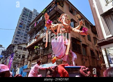 Mumbai, India. 17th Sep, 2024. MUMBAI, INDIA - SEPTEMBER 17: Devotees take Ganpati idol of Lord Ganesha for immersion, at Khetwadi, on September 17, 2024 in Mumbai, India. (Photo by Anshuman Poyrekar/Hindustan Times/Sipa USA) Credit: Sipa USA/Alamy Live News Stock Photo