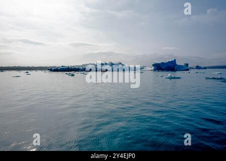 The Jokulsarlon glacier lagoon full of icbergs is located in the south-east of Iceland The Jokulsarlon is located south of Vatnajökull, the largest gl Stock Photo