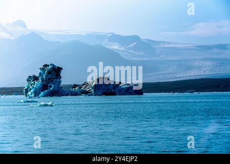 The Jokulsarlon glacier lagoon full of icbergs is located in the south-east of Iceland The Jokulsarlon is located south of Vatnajökull, the largest gl Stock Photo