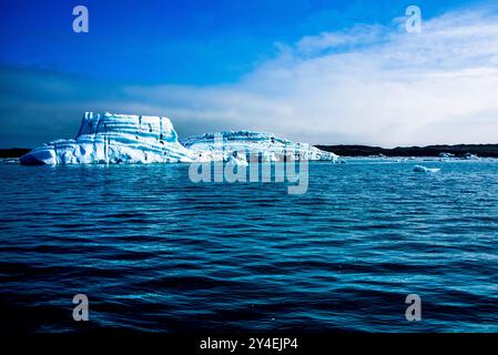 The Jokulsarlon glacier lagoon full of icbergs is located in the south-east of Iceland The Jokulsarlon is located south of Vatnajökull, the largest gl Stock Photo