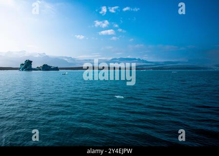 The Jokulsarlon glacier lagoon full of icbergs is located in the south-east of Iceland The Jokulsarlon is located south of Vatnajökull, the largest gl Stock Photo