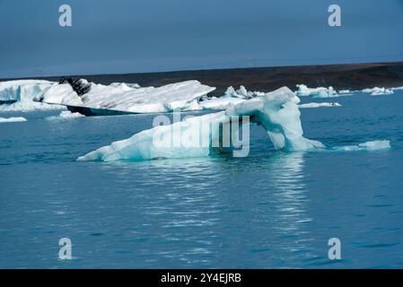 The Jokulsarlon glacier lagoon full of icbergs is located in the south-east of Iceland The Jokulsarlon is located south of Vatnajökull, the largest gl Stock Photo