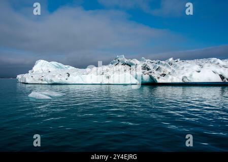 The Jokulsarlon glacier lagoon full of icbergs is located in the south-east of Iceland The Jokulsarlon is located south of Vatnajökull, the largest gl Stock Photo